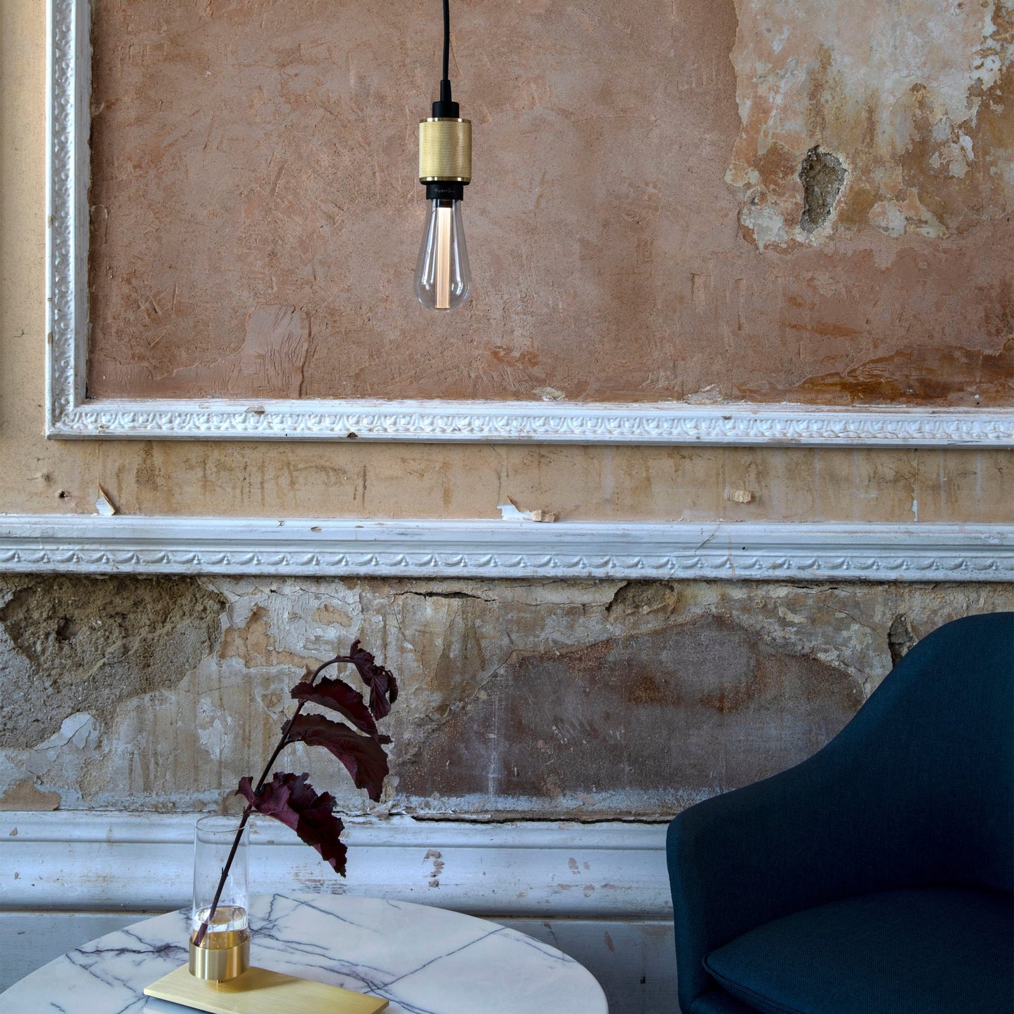 Heavy Metal Pendant light / Cross Brass, in setting.