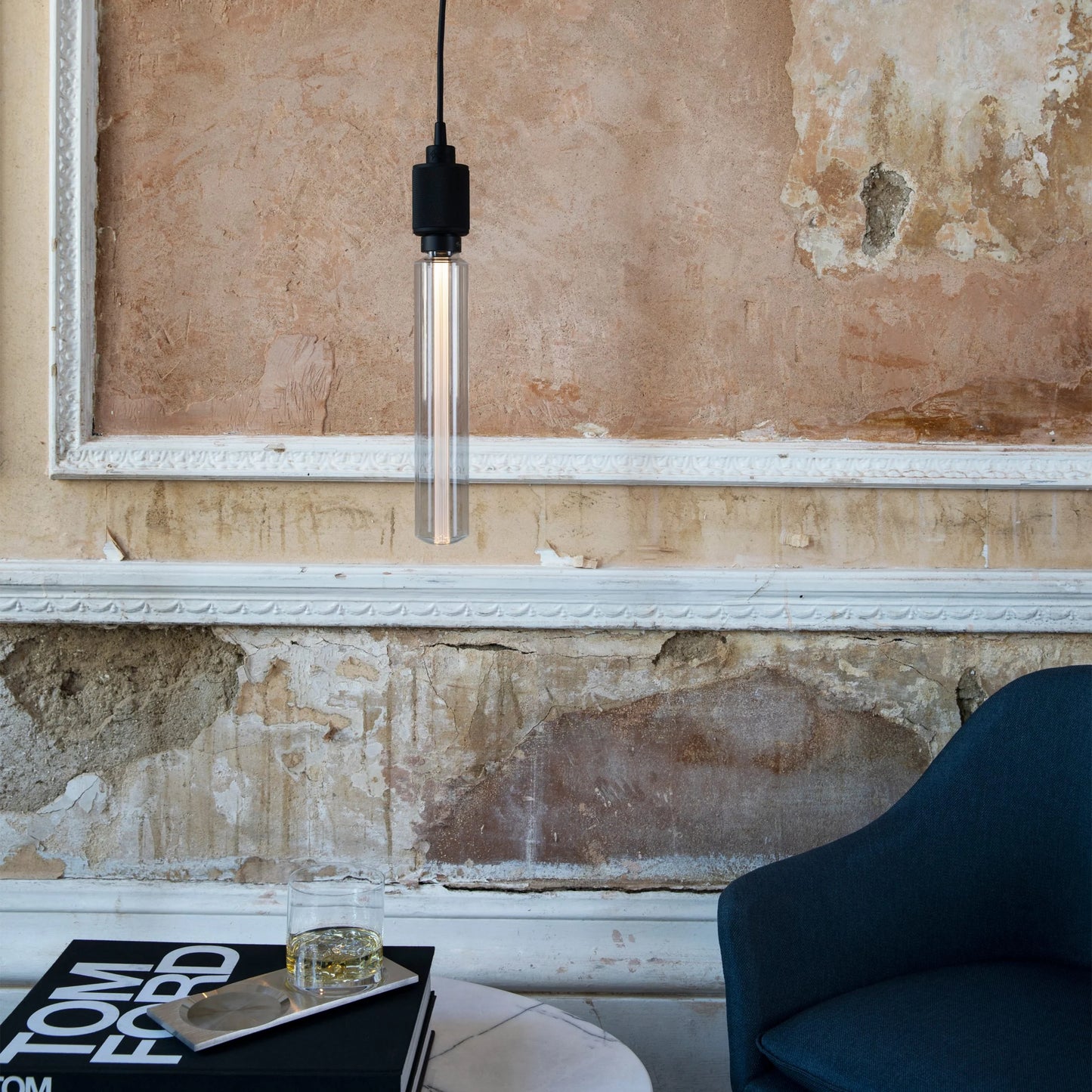 Heavy Metal Pendant light / Cross Black, in setting..