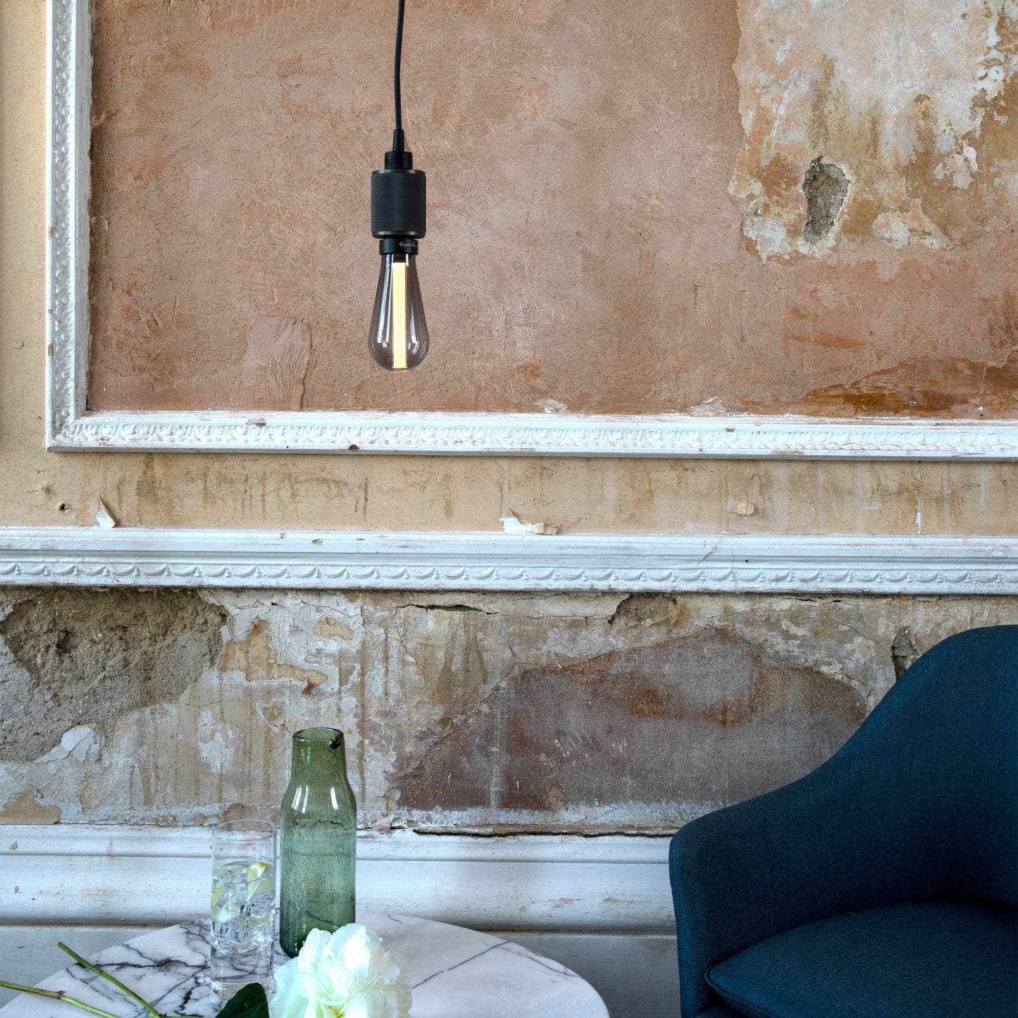 Heavy Metal Pendant light / Cross smoked bronze, in setting.