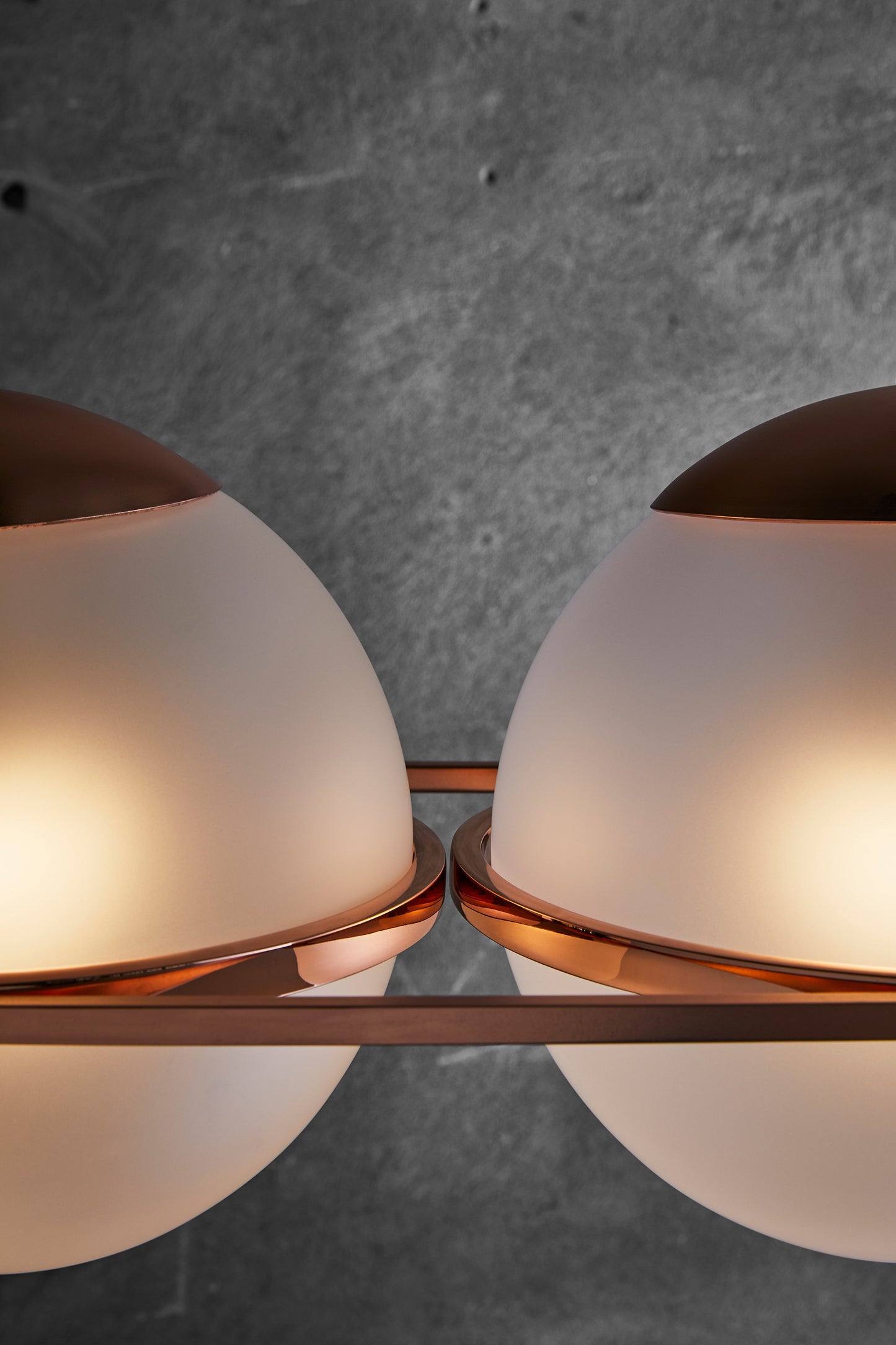 Decò Pendant Lamp, close up view of lights and detailings.