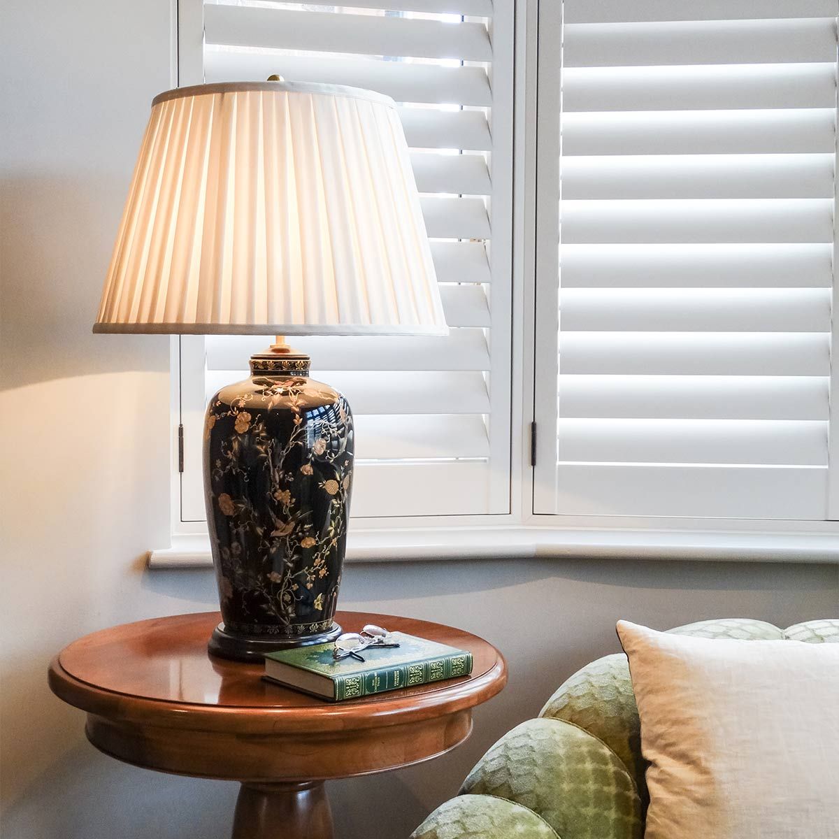 Black Birds Light Table Lamp in Black and Gold with Cream Shade