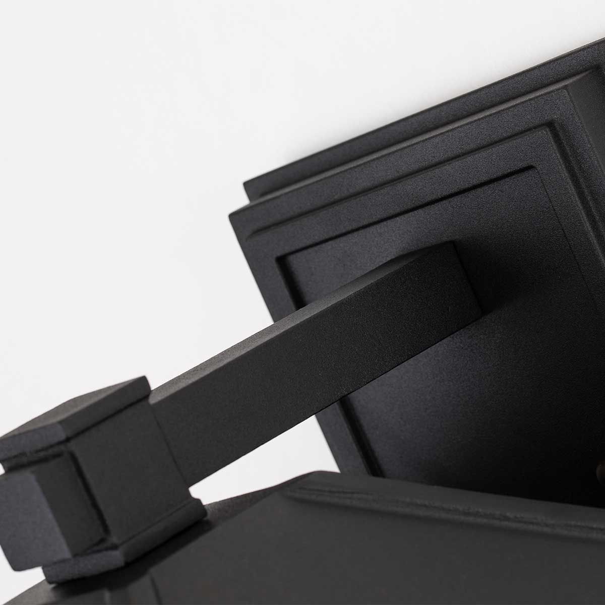 Cedar Point Light Wall Lantern in Large in Black