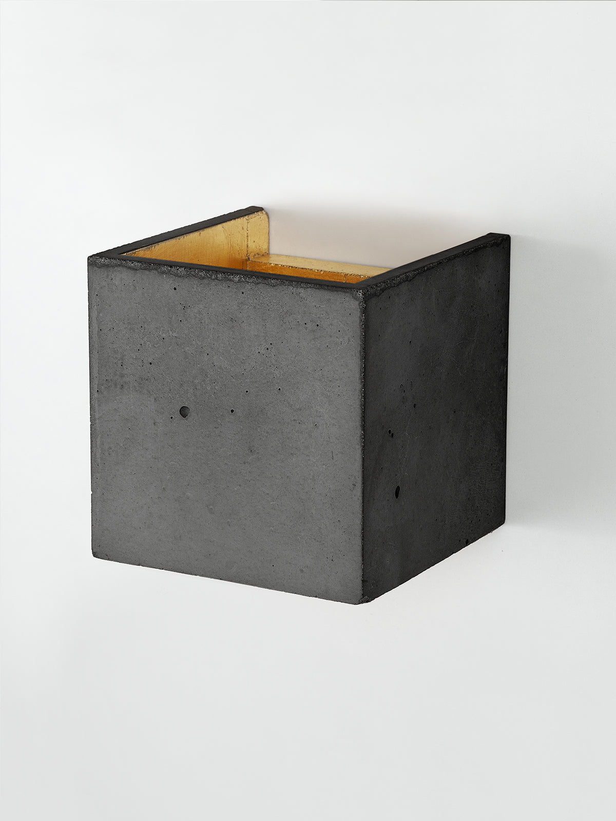 [B3] Dark Wall Light Cubic still 2