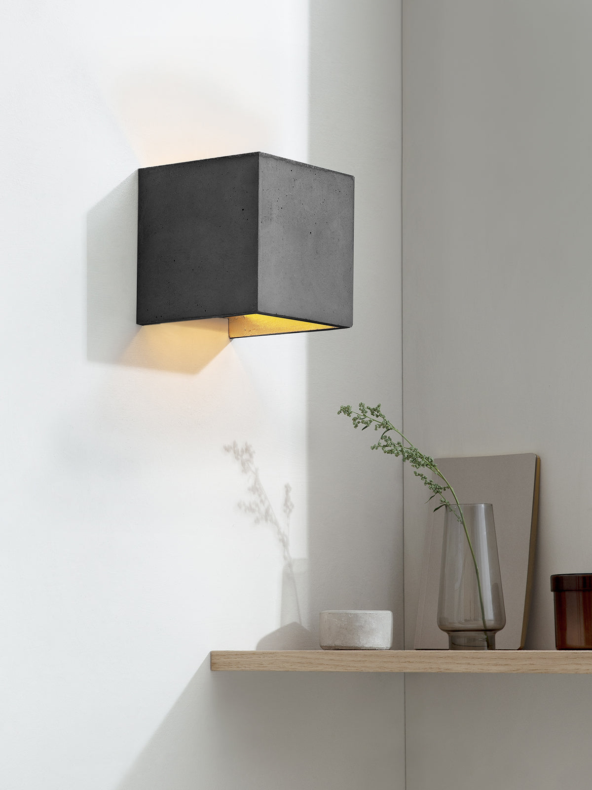 [B3] Dark Wall Light Cubic still 5