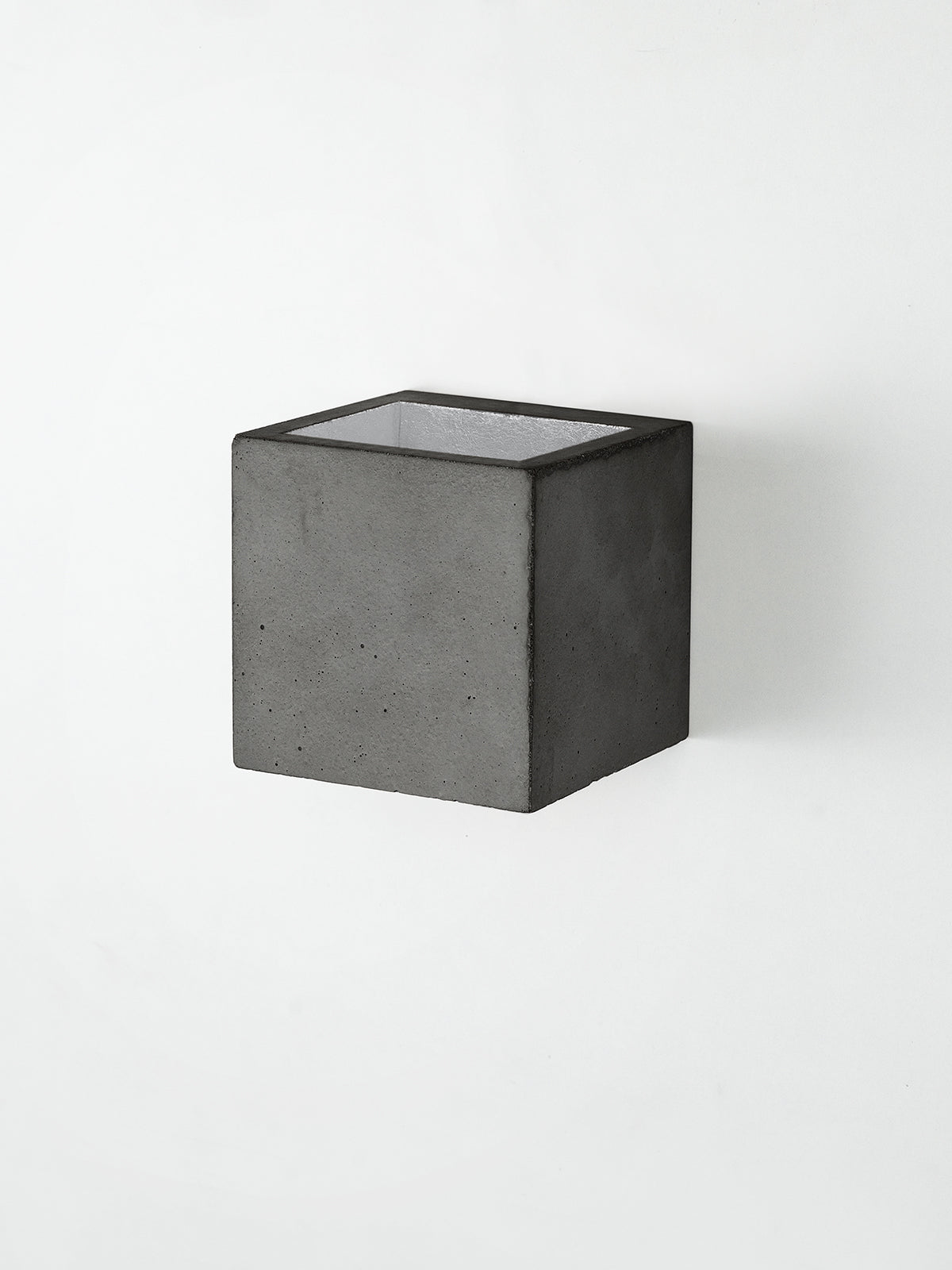 [B9] Dark Wall Light Cubic Small still 3