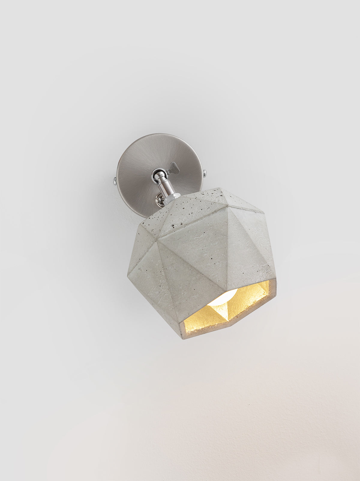 [T2] Spot- Wall Light Triangle still 1