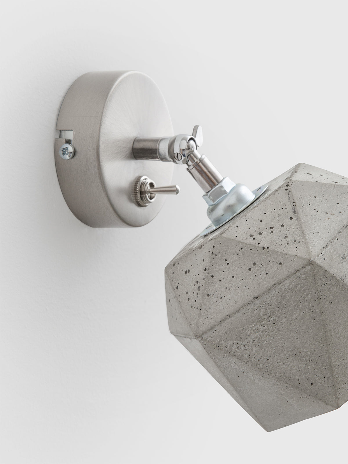 [T2] Spot- Wall Light Triangle still 6