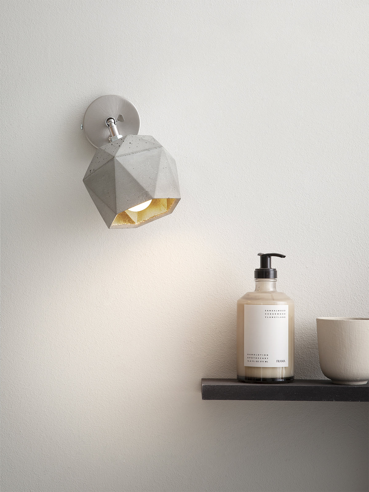 [T2] Spot- Wall Light Triangle still 5