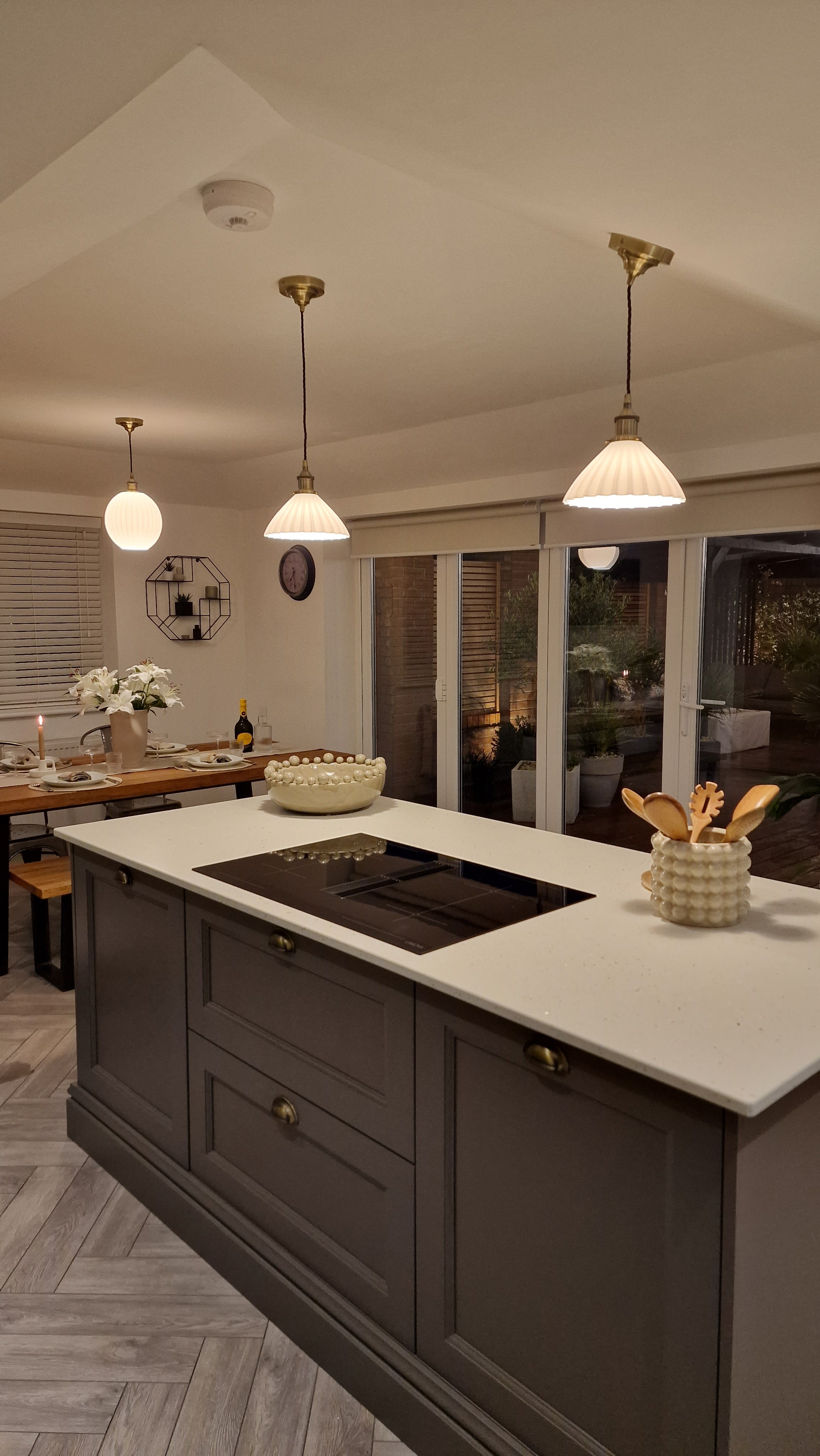 Scallop Shell Surf White Pendant Light
