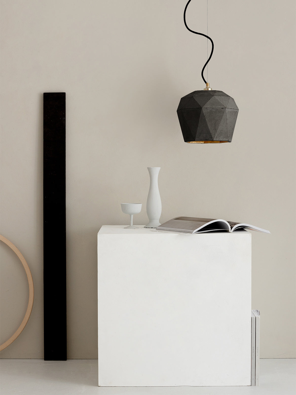[T4] Dark Pendant Light Triangle  Big still 3