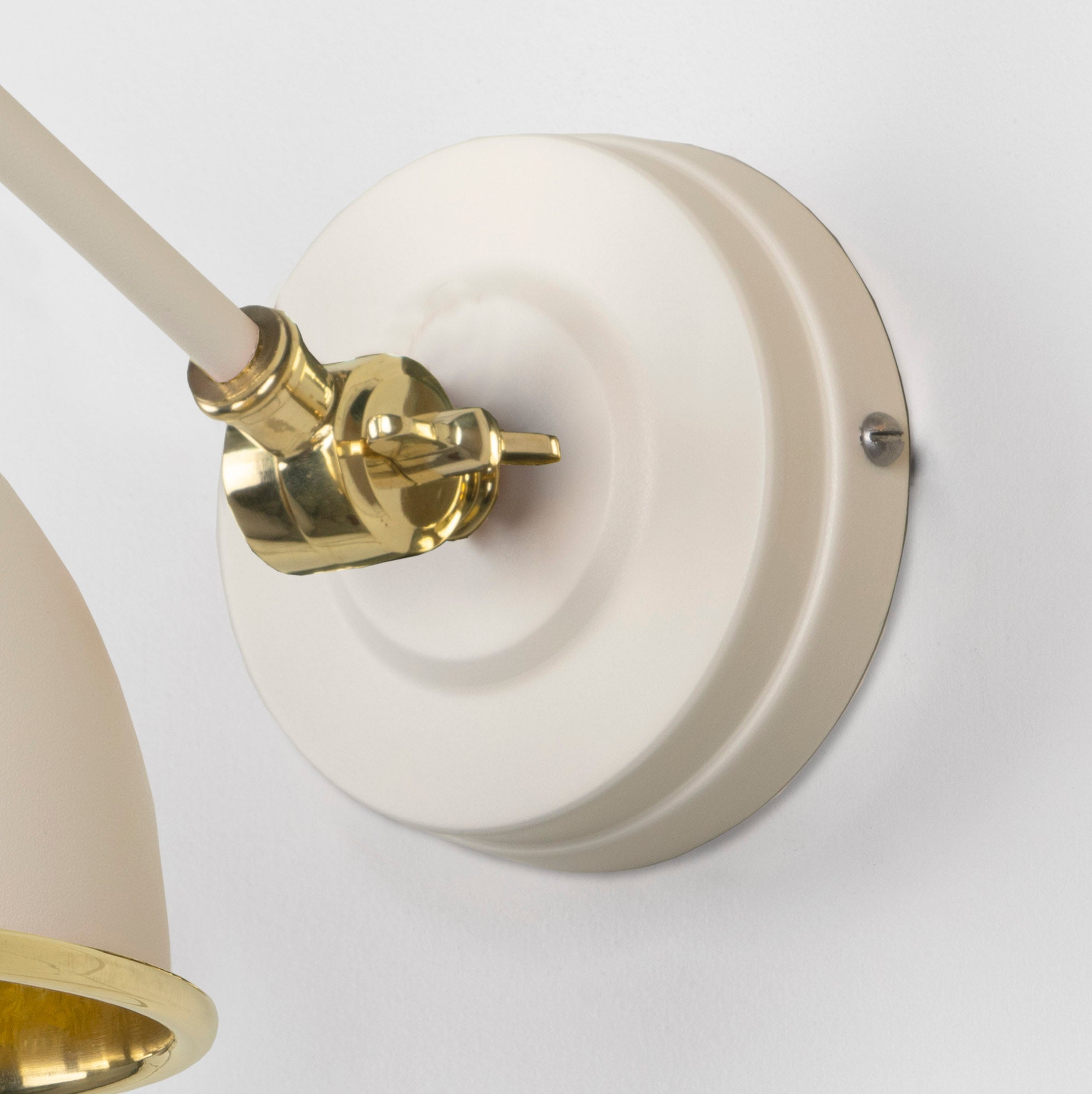 Smooth Brass Brindley Wall Light Teasel, close up view of fitting and cable.